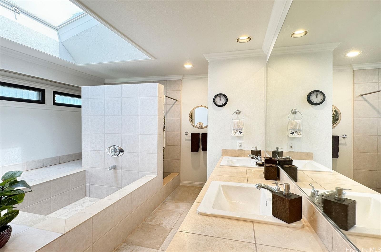 7821  Makaaoa Pl Queens Gate, Hawaii Kai home - photo 9 of 17