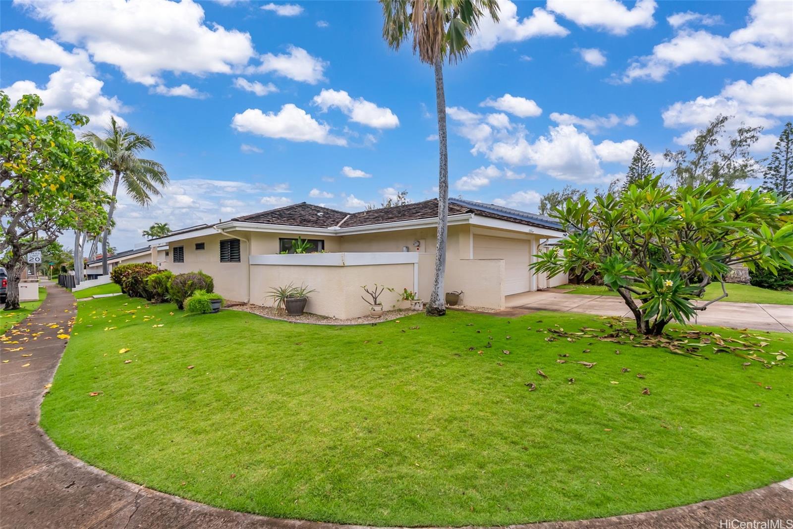 7821  Makaaoa Place Queens Gate, Hawaii Kai home - photo 2 of 25