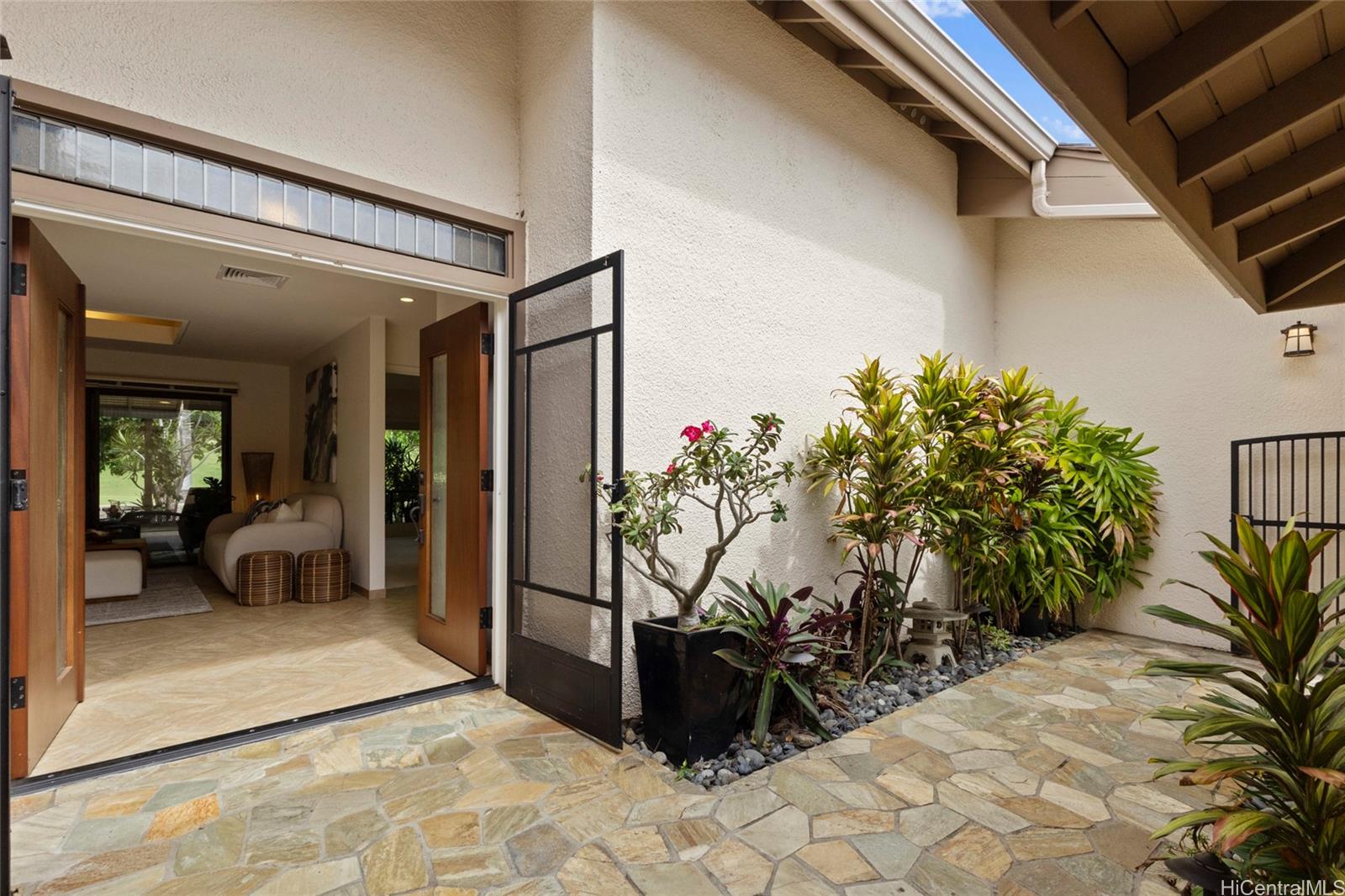 7832  Makaaoa Place Queens Gate, Hawaii Kai home - photo 2 of 25