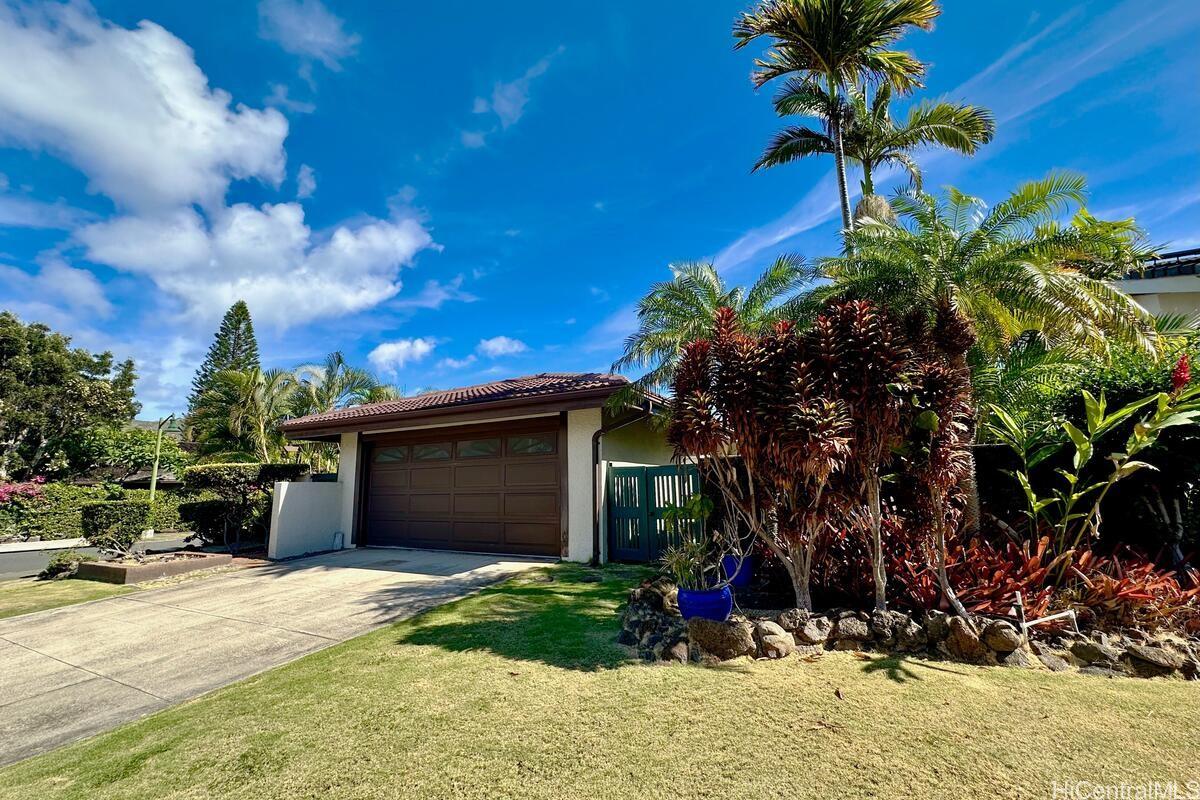 7853  Makaaoa Place Queens Gate, Hawaii Kai home - photo 3 of 25