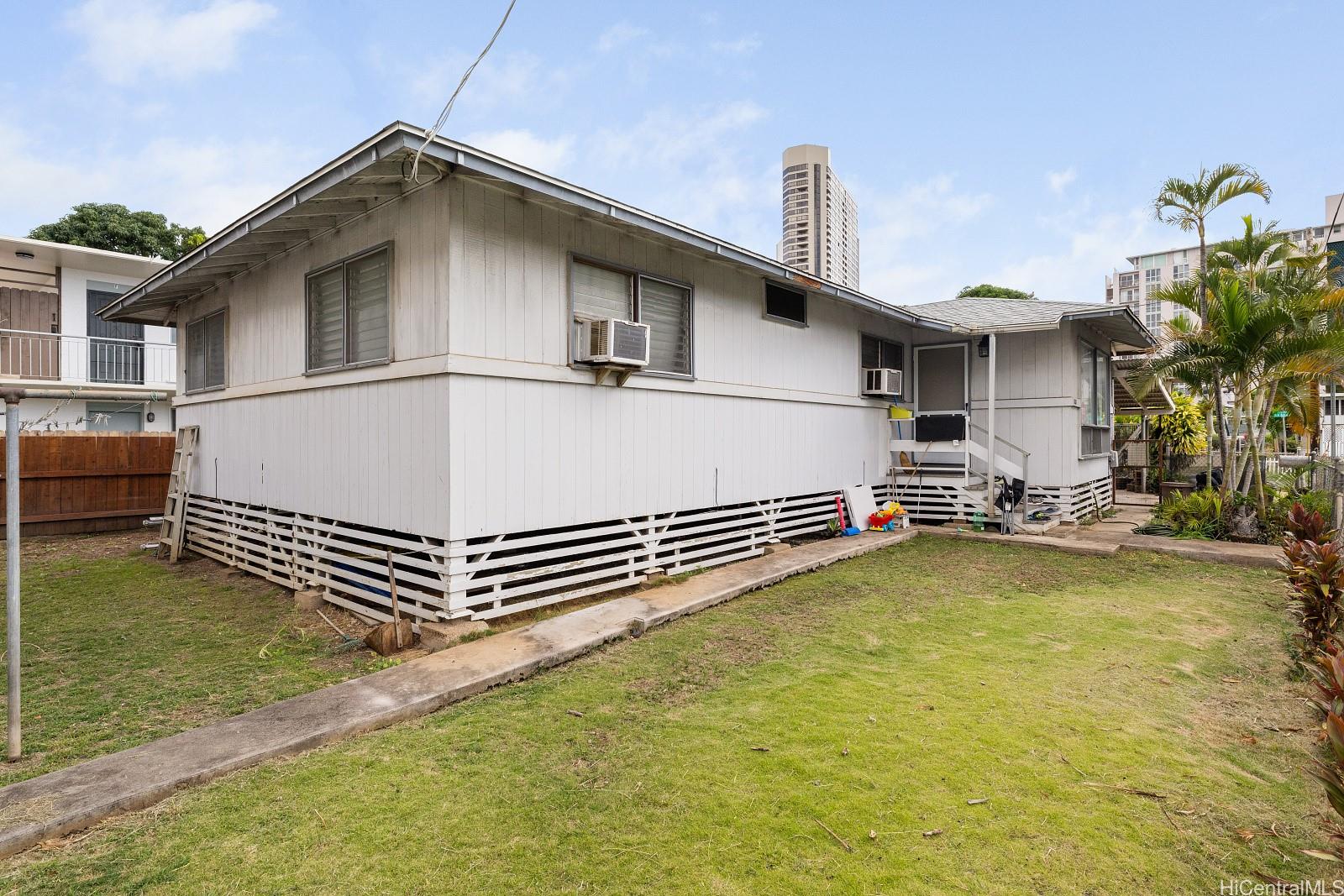 807  Kaaloa Street Moiliili, Honolulu home - photo 16 of 24
