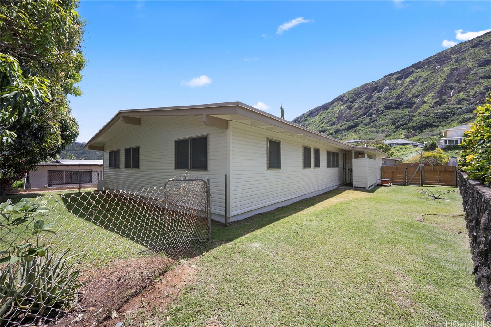822  Kalalea Street Koko Head Terrace, Hawaii Kai home - photo 21 of 25