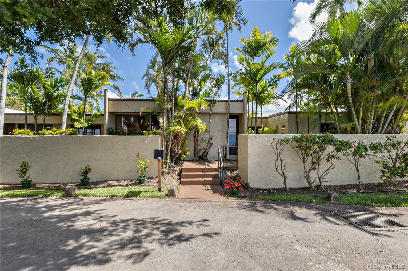 824 Kalaheo Ave , Kailua, Hi 96734 Beachside