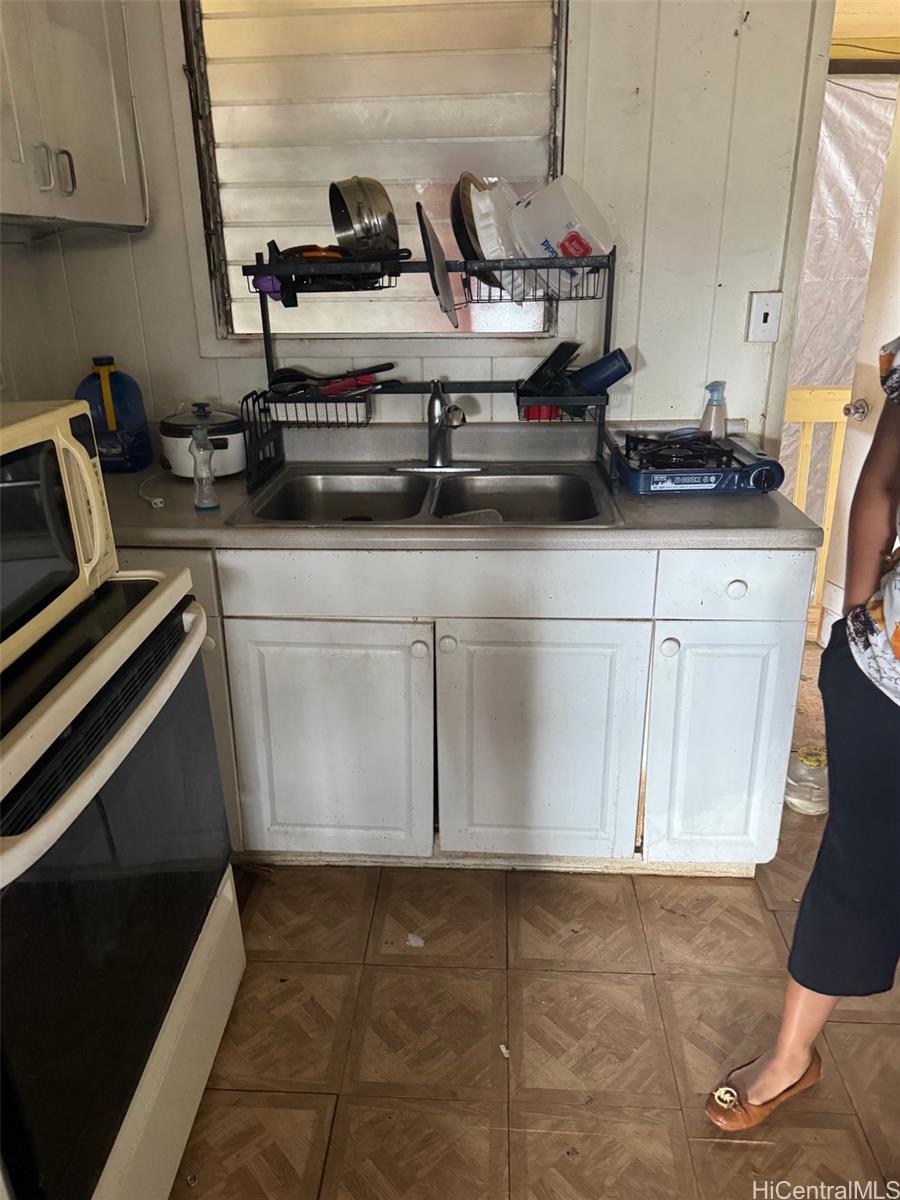 84-1086  Farrington Hwy Makaha, Leeward home - photo 4 of 9