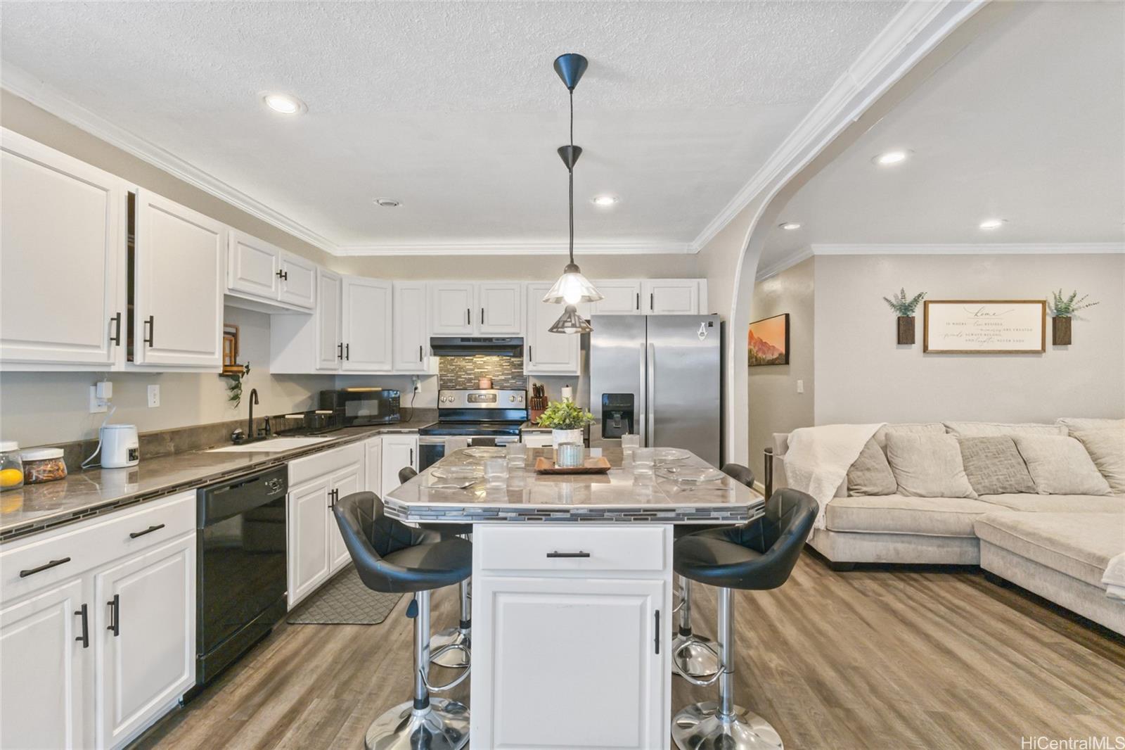 84-561  Manuku Street Makaha, Leeward home - photo 4 of 25