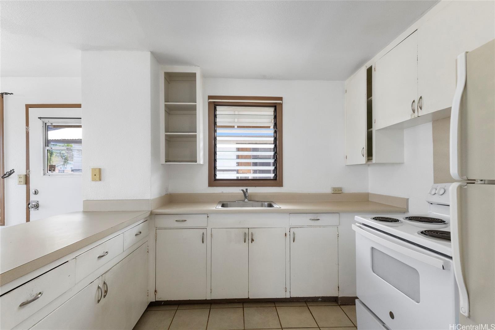 84-570  Farrington Hwy Makaha, Leeward home - photo 6 of 17