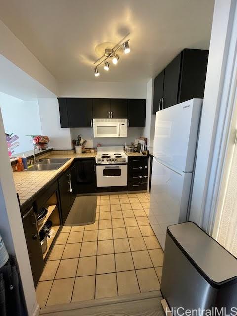 Makaha Valley Towers condo # B1406, Waianae, Hawaii - photo 7 of 10