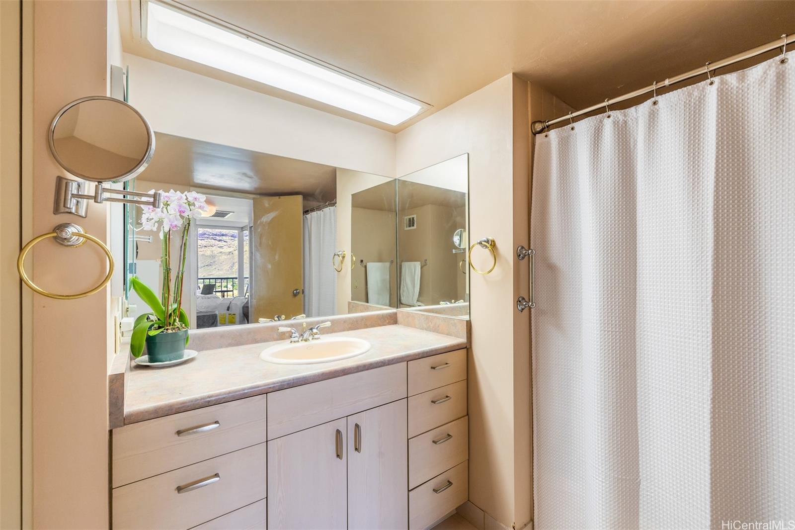 Makaha Valley Towers condo # B1605, Waianae, Hawaii - photo 15 of 25