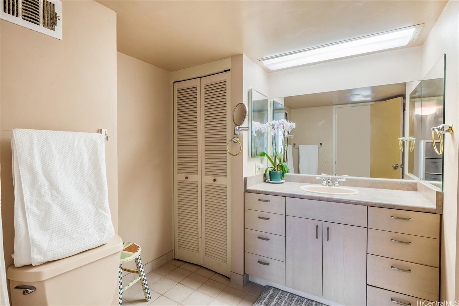 Makaha Valley Towers condo # B1605, Waianae, Hawaii - photo 16 of 25