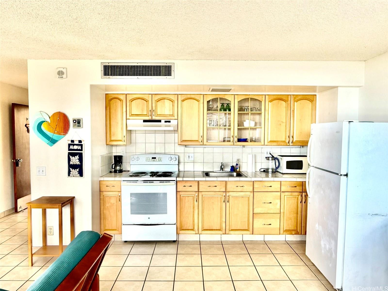 Makaha Valley Towers condo # C1609, Waianae, Hawaii - photo 11 of 19