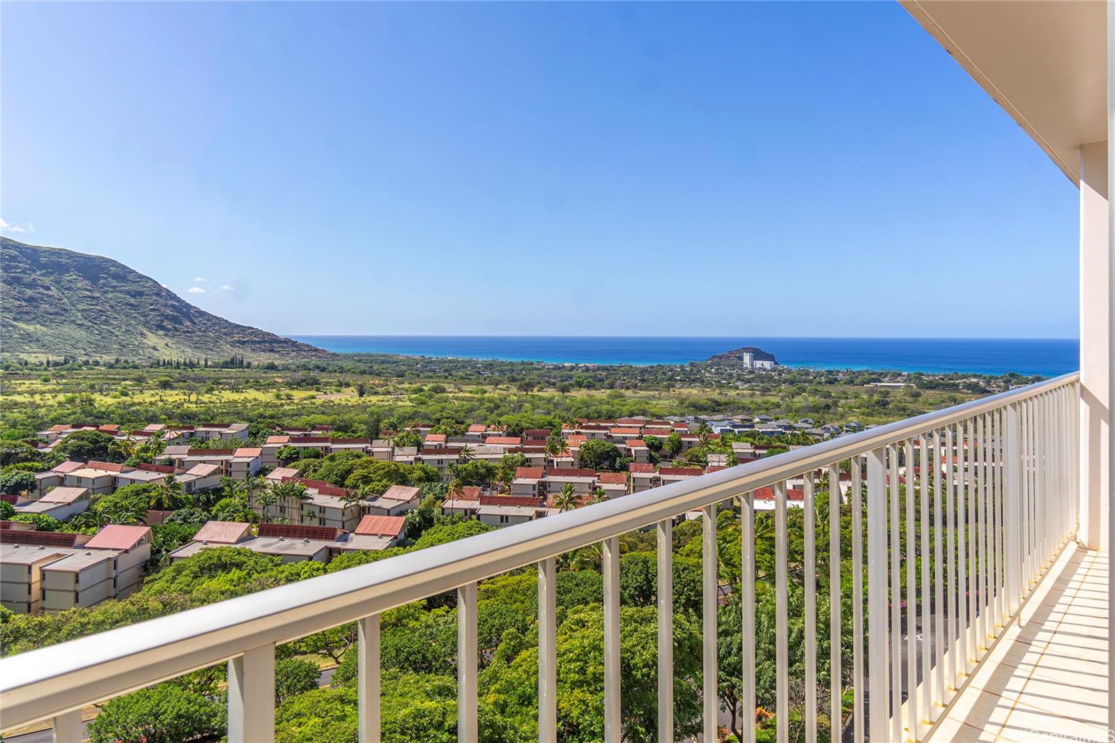 Makaha Valley Towers condo # D1315, Waianae, Hawaii - photo 4 of 25