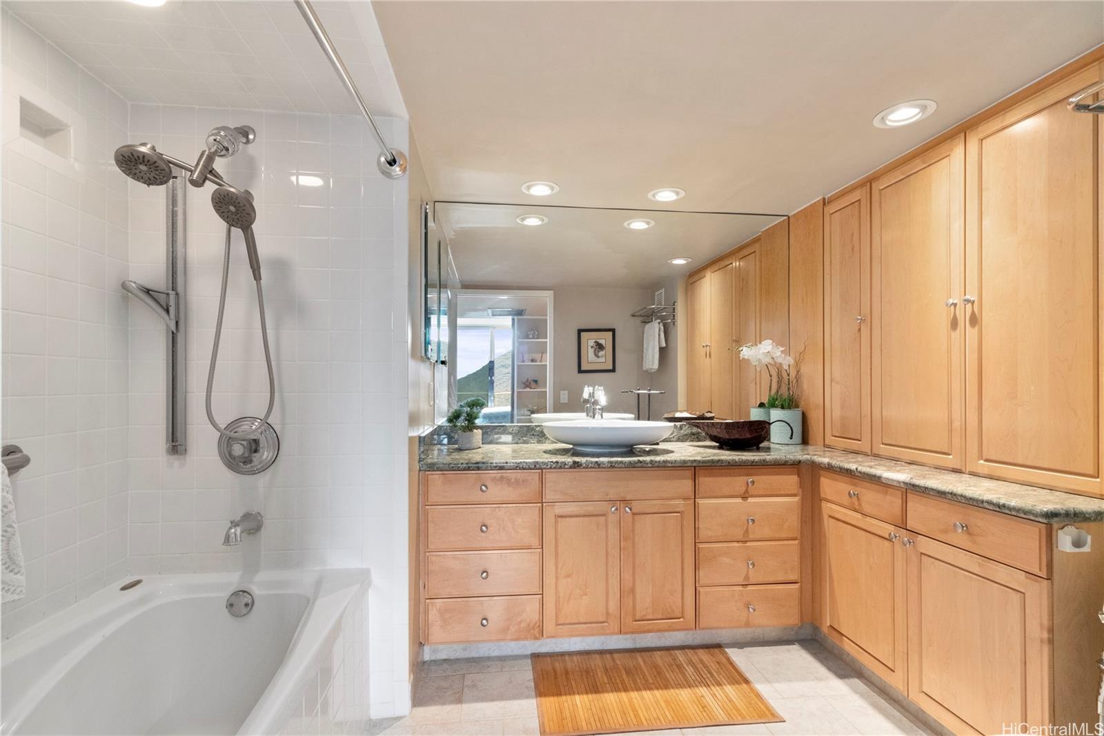 Makaha Valley Towers condo # 1330, Waianae, Hawaii - photo 4 of 14