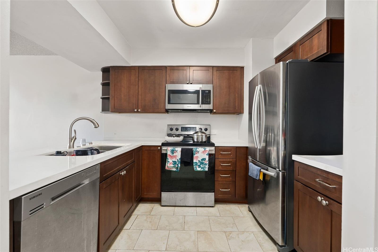 Makaha Valley Towers condo # 330, Waianae, Hawaii - photo 4 of 25