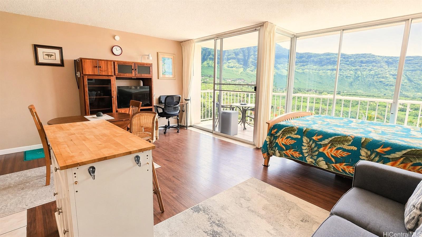 Makaha Valley Towers condo # F524, Waianae, Hawaii - photo 2 of 19