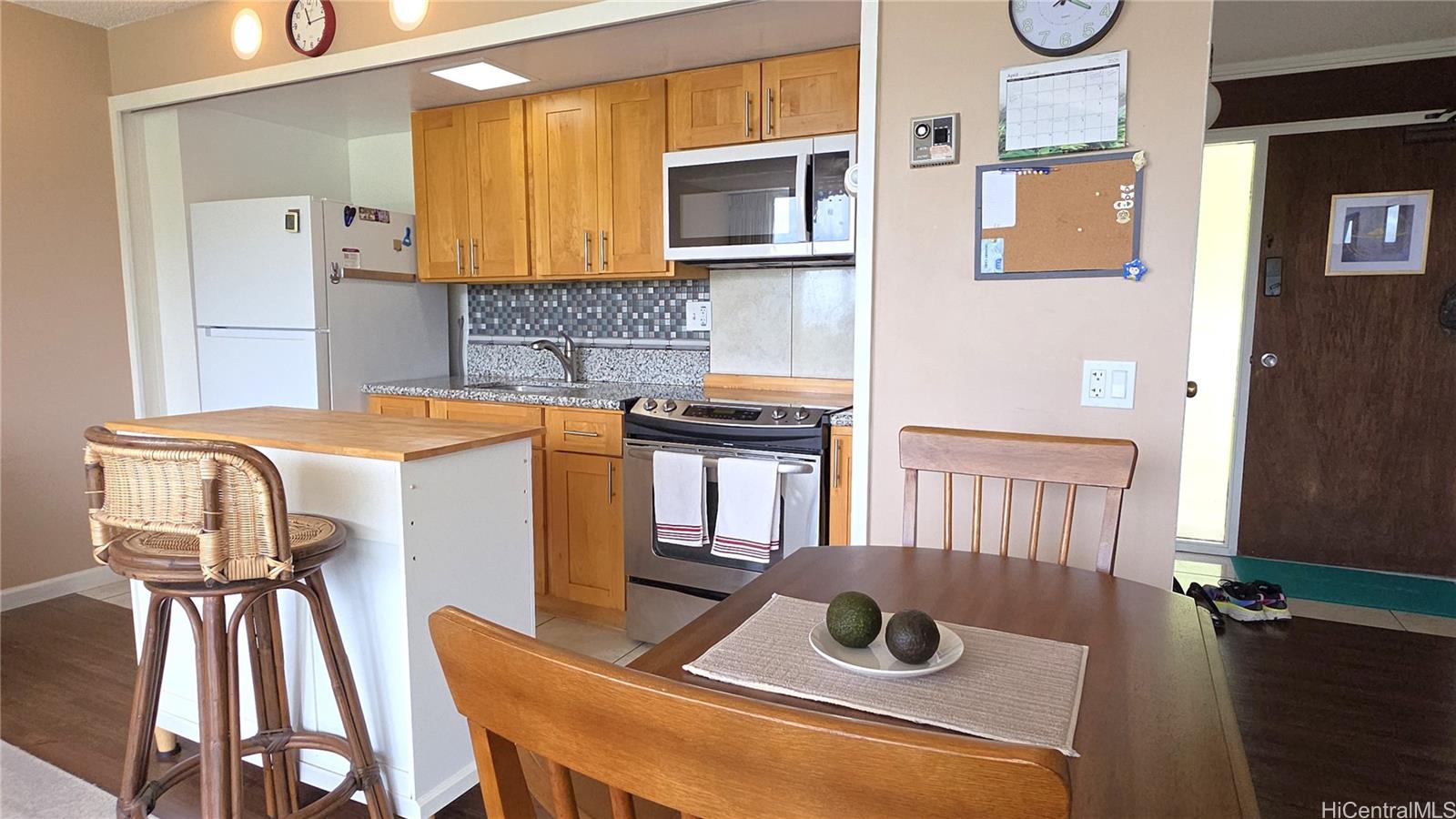 Makaha Valley Towers condo # F524, Waianae, Hawaii - photo 6 of 19