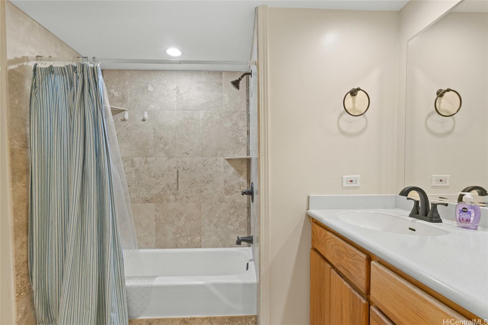 Makaha Valley Towers condo # G1626, Waianae, Hawaii - photo 14 of 18