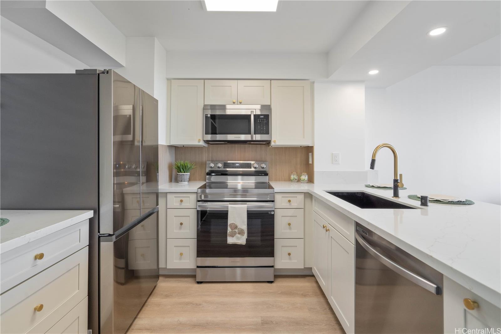 Makaha Valley Towers condo # G725, Waianae, Hawaii - photo 3 of 20