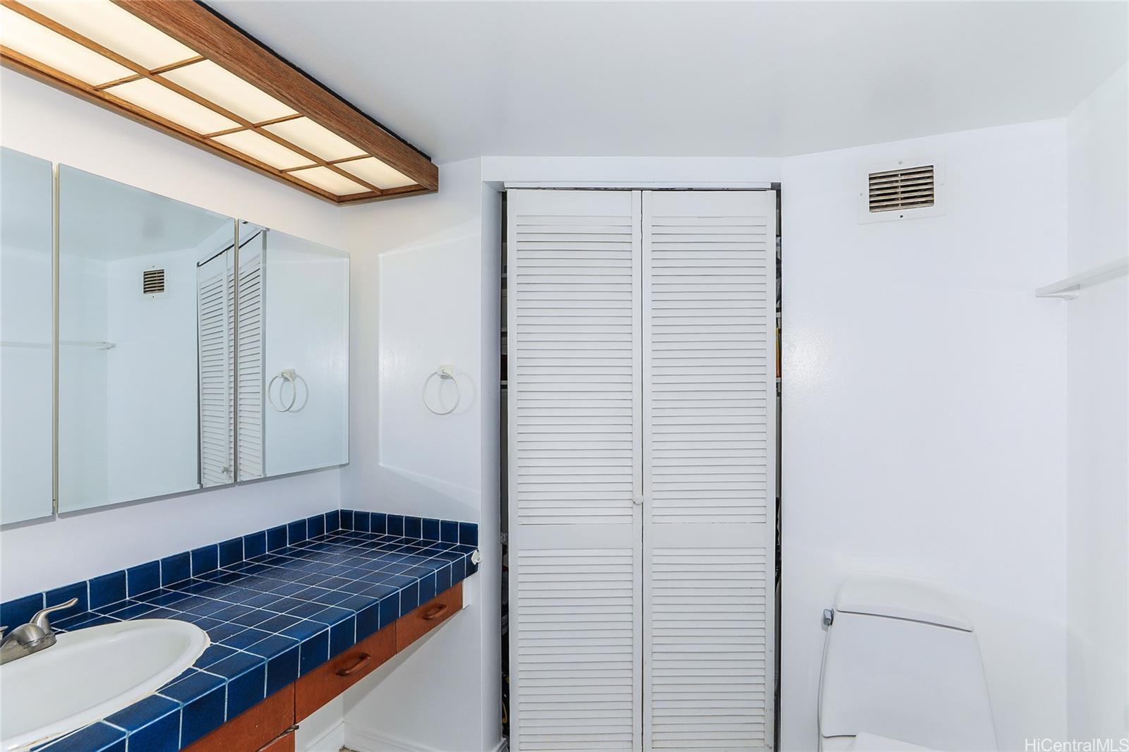 Makaha Valley Towers condo # G828, Waianae, Hawaii - photo 11 of 25