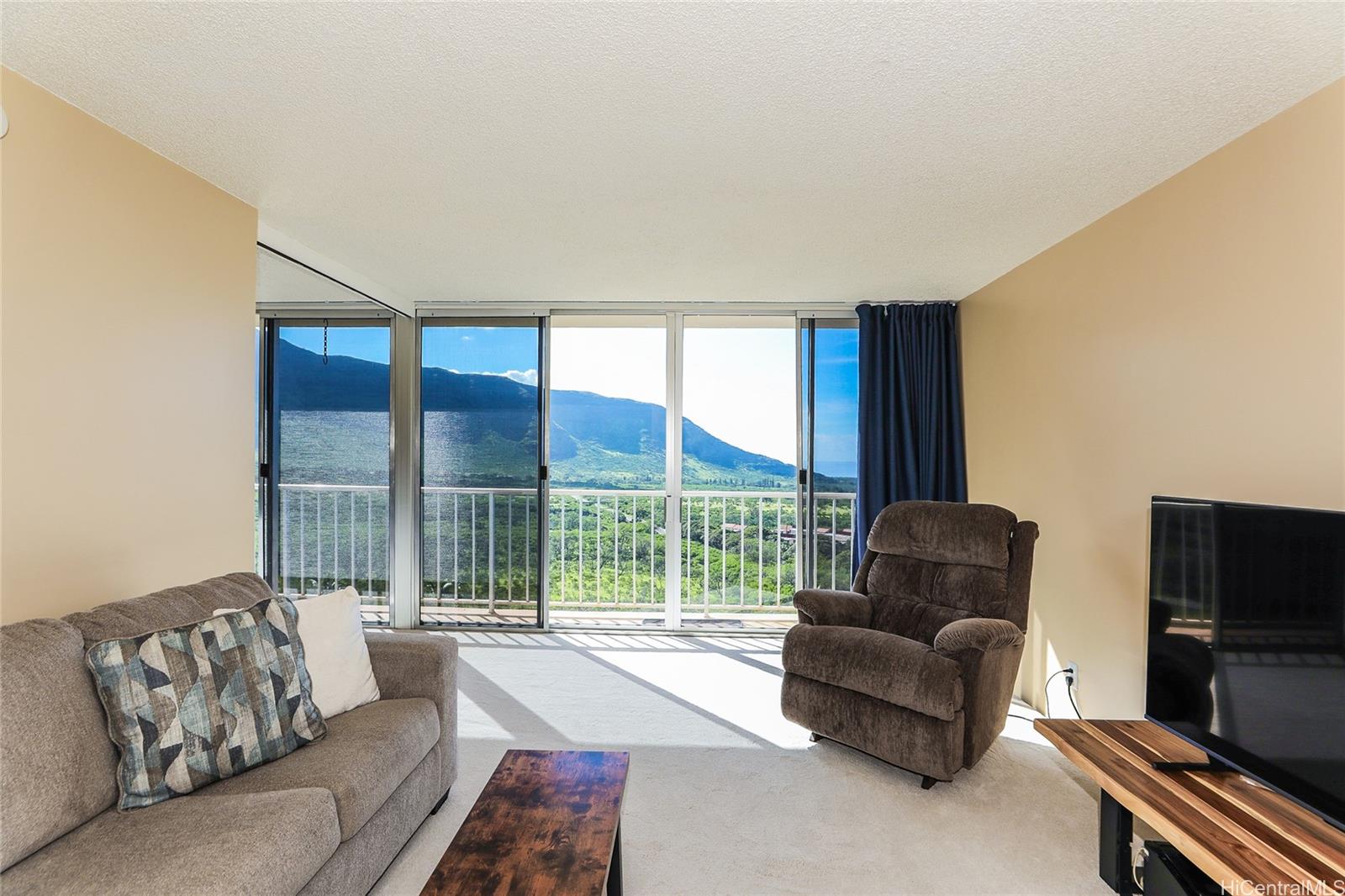 Makaha Valley Towers condo # G828, Waianae, Hawaii - photo 3 of 25