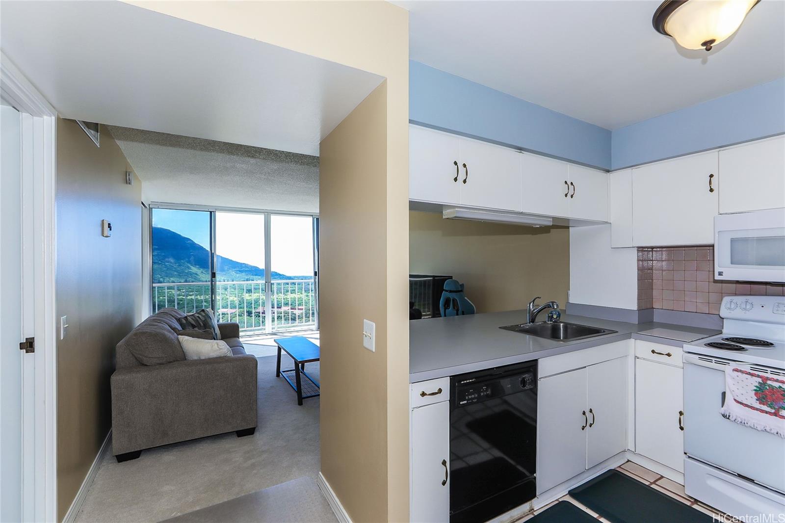 Makaha Valley Towers condo # G828, Waianae, Hawaii - photo 8 of 25