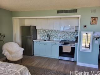 Makaha Valley Towers condo # H1032, Waianae, Hawaii - photo 4 of 23