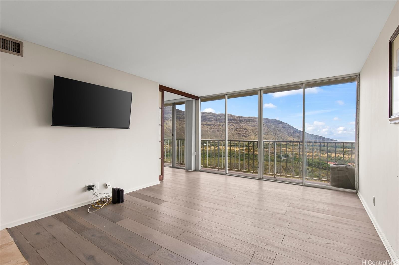 Makaha Valley Towers condo # J1034, Waianae, Hawaii - photo 6 of 25