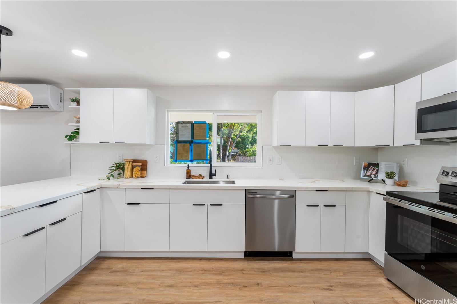 84-859  Hana Street Makaha, Leeward home - photo 4 of 24