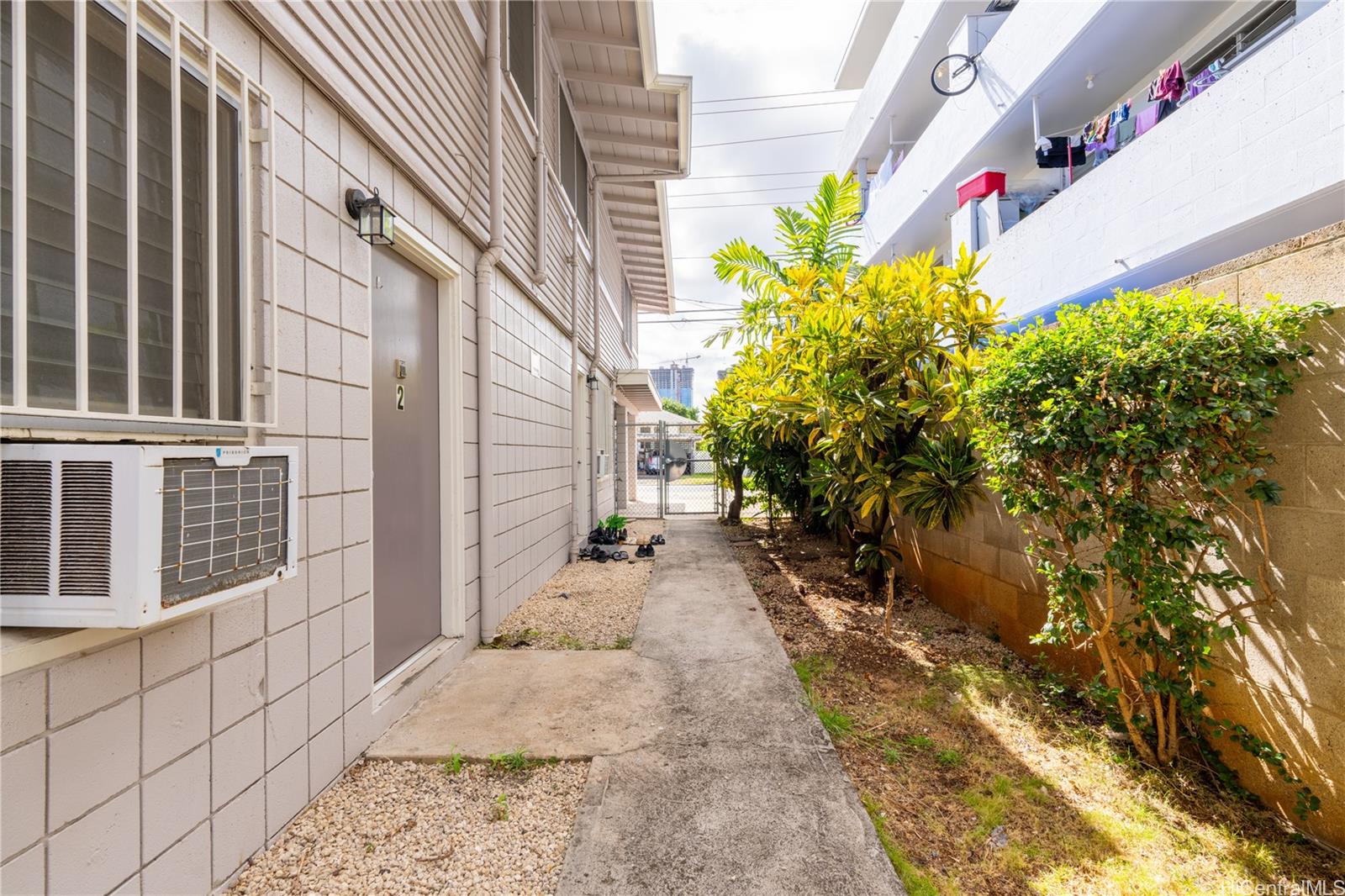 849  Hauoli Street Mccully, Honolulu home - photo 3 of 25