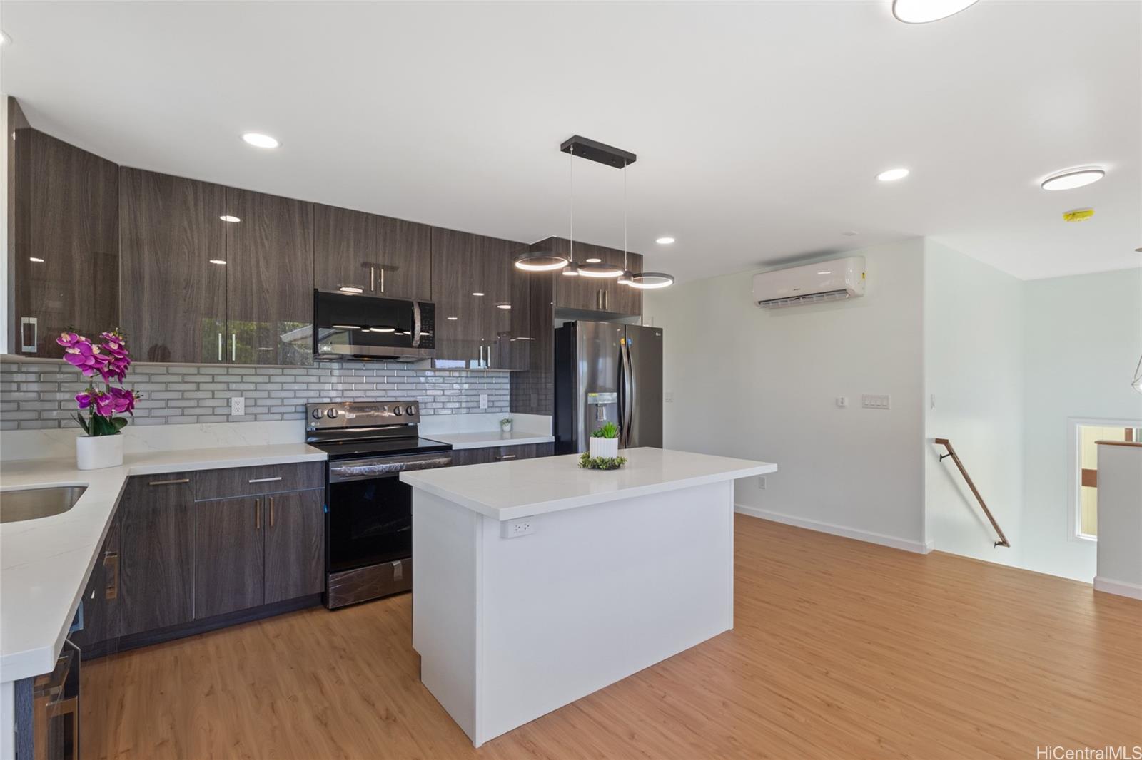 87-102  Kulaaupuni Street Maili, Leeward home - photo 5 of 25