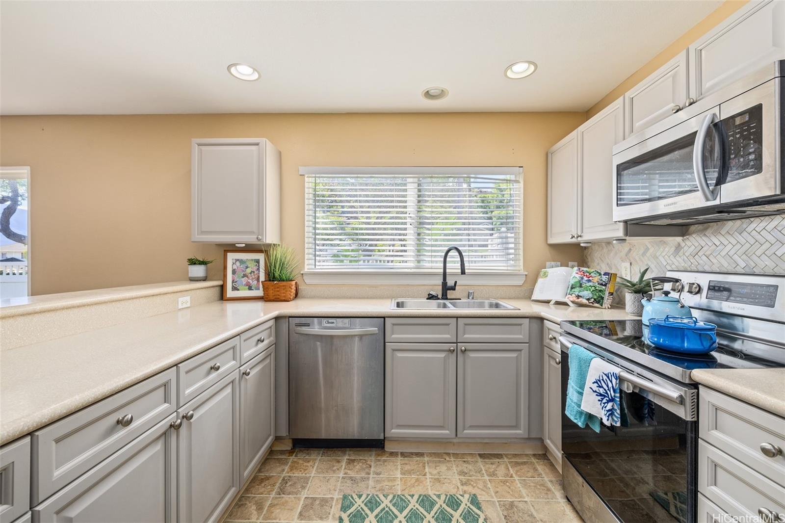 87-2165  Pakeke Street Maili, Leeward home - photo 5 of 22