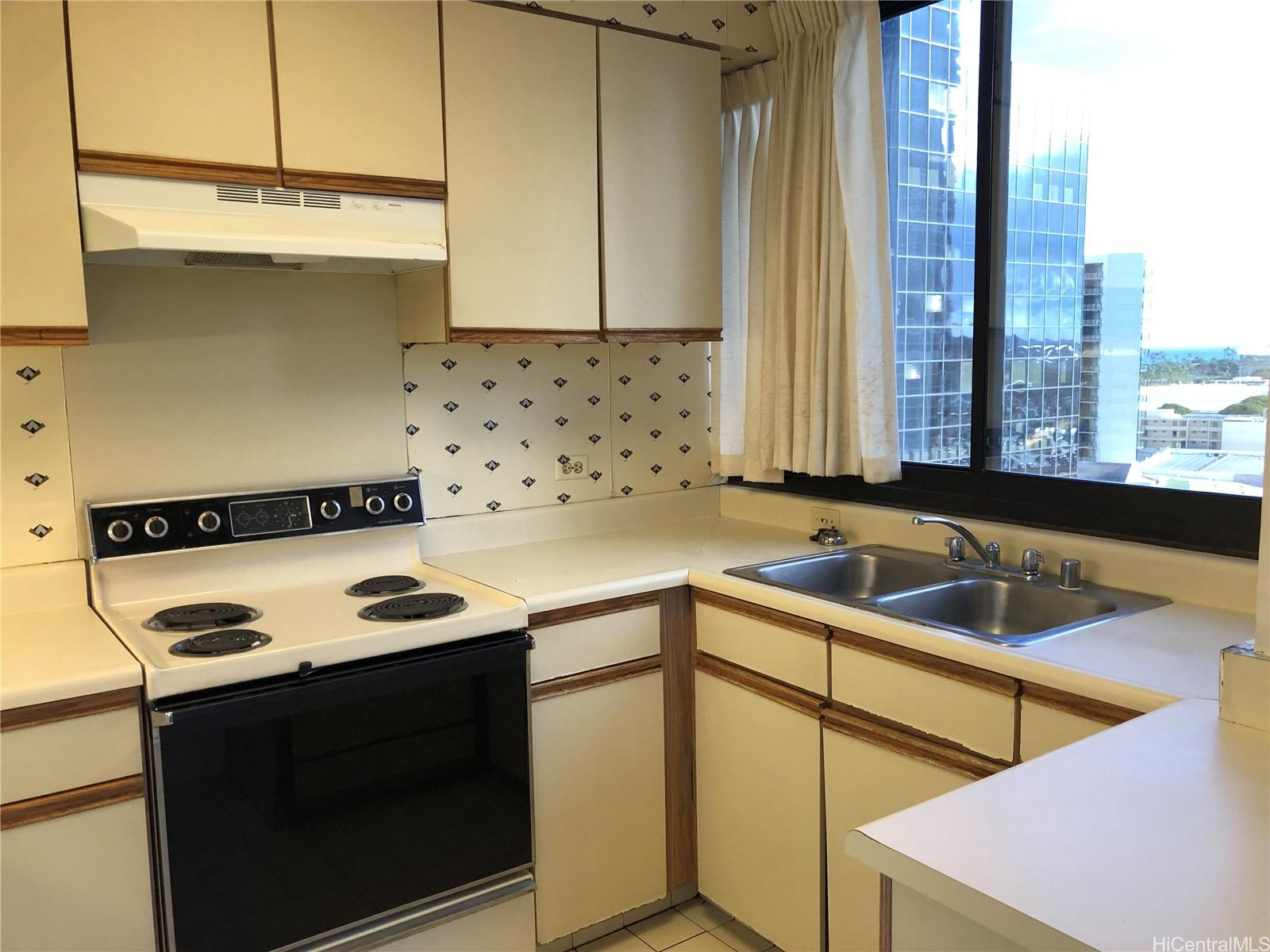 Royal Capitol Plaza condo # 1406, Honolulu, Hawaii - photo 4 of 20