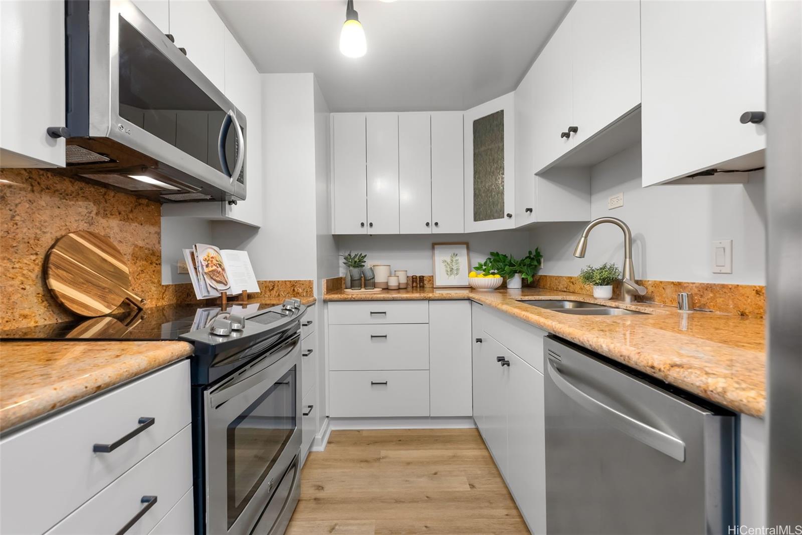 Royal Capitol Plaza condo # 1409, Honolulu, Hawaii - photo 7 of 23