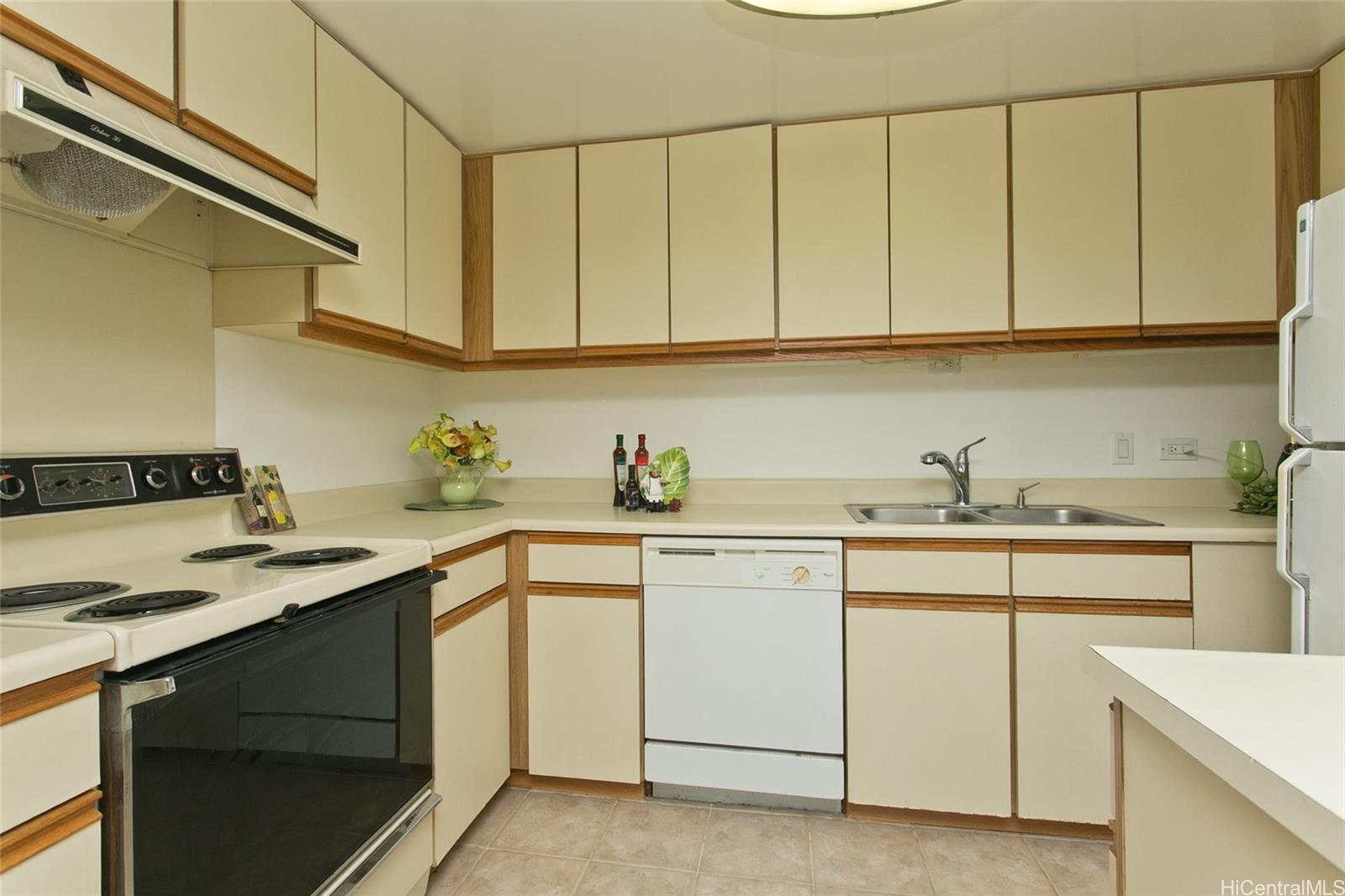 Royal Capitol Plaza condo # 2402, Honolulu, Hawaii - photo 8 of 18