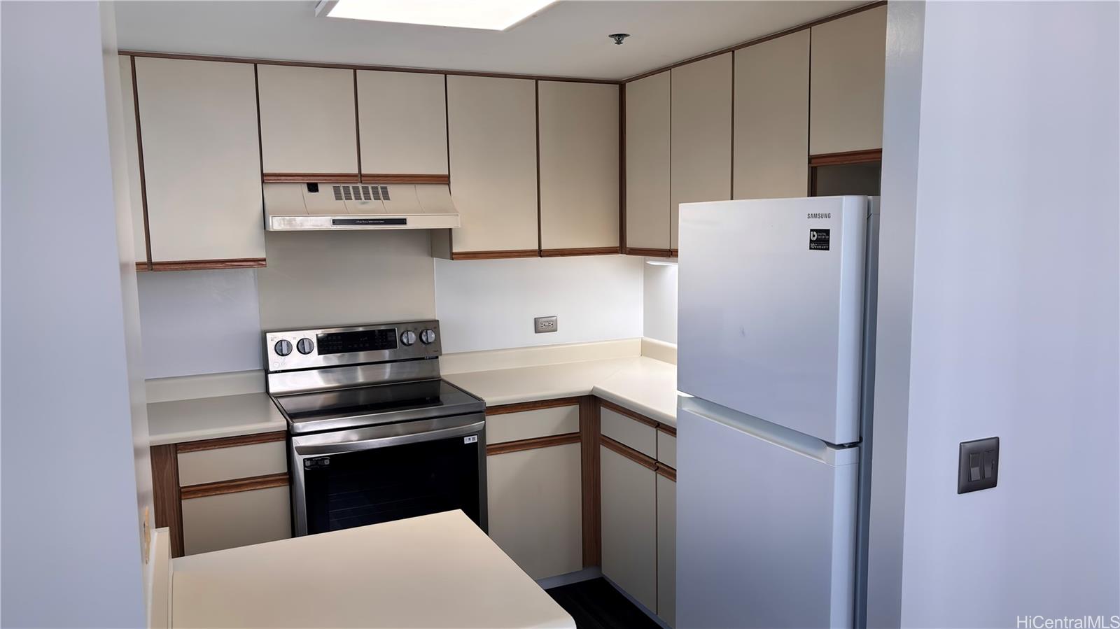 Royal Capitol Plaza condo # 2405, Honolulu, Hawaii - photo 4 of 19