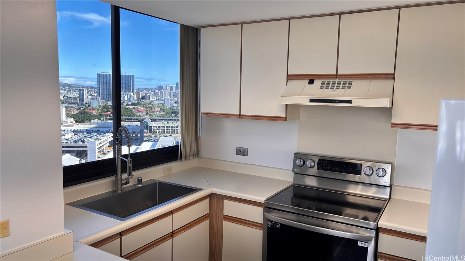 Royal Capitol Plaza condo # 2405, Honolulu, Hawaii - photo 5 of 19