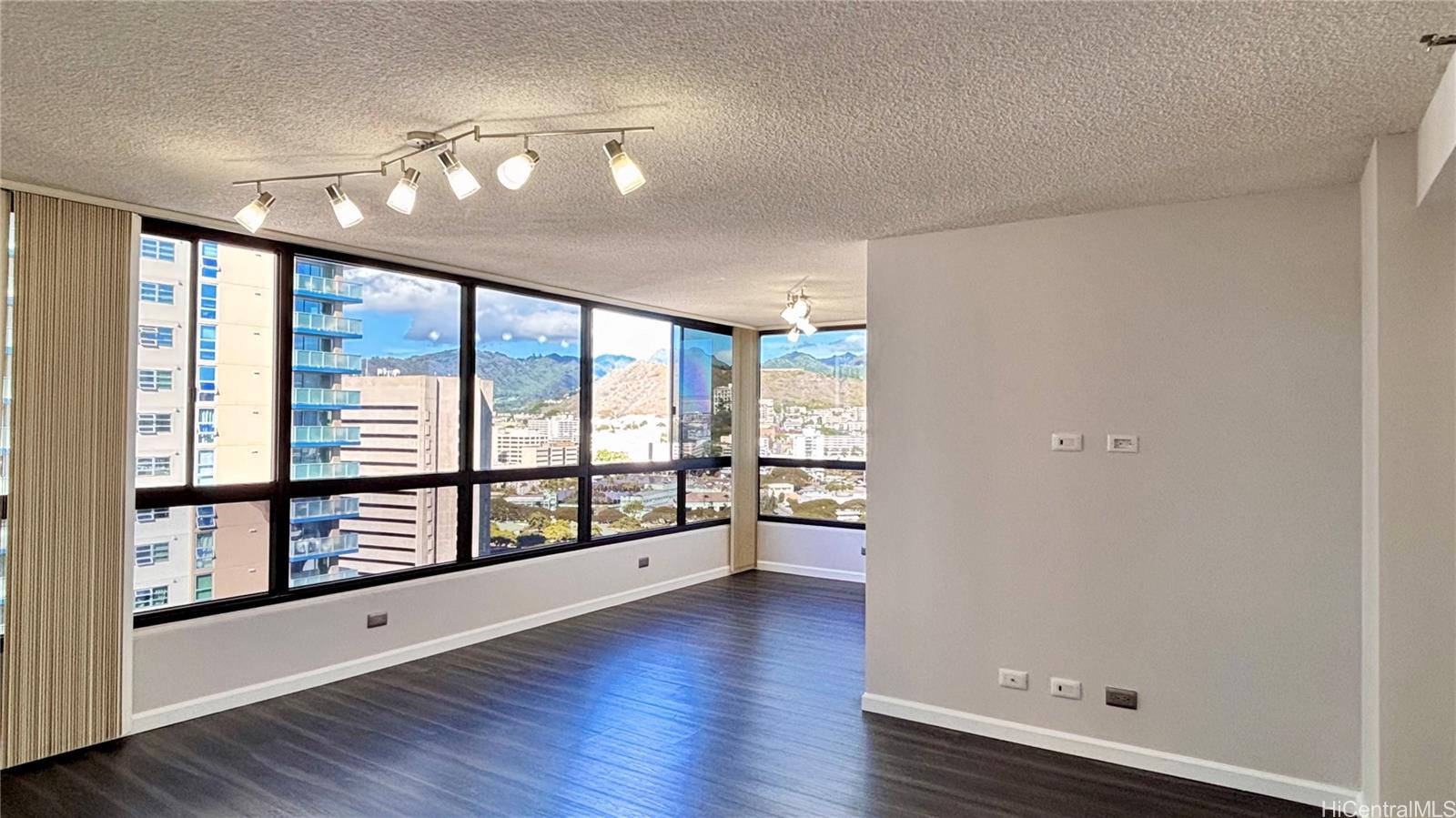 Royal Capitol Plaza condo # 2405, Honolulu, Hawaii - photo 7 of 19