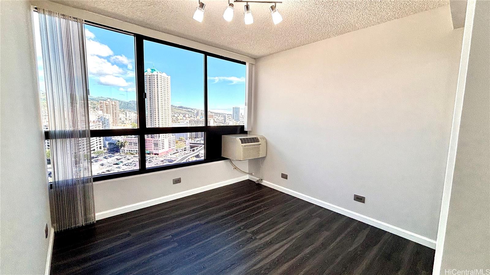 Royal Capitol Plaza condo # 2405, Honolulu, Hawaii - photo 9 of 19