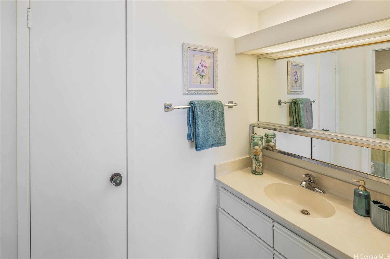 Royal Capitol Plaza condo # 3203, Honolulu, Hawaii - photo 12 of 25