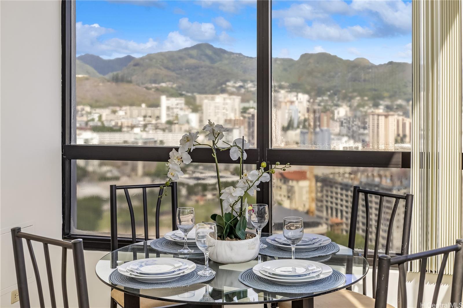 Royal Capitol Plaza condo # 3203, Honolulu, Hawaii - photo 6 of 25