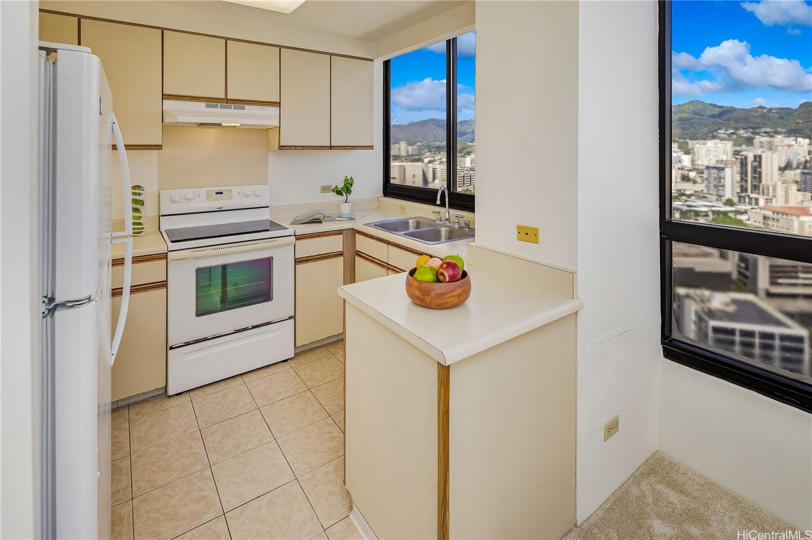 Royal Capitol Plaza condo # 3203, Honolulu, Hawaii - photo 7 of 25