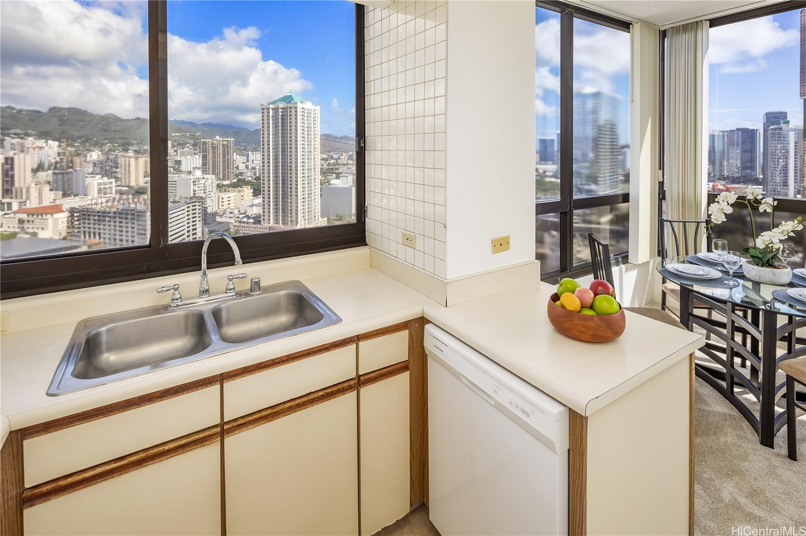 Royal Capitol Plaza condo # 3203, Honolulu, Hawaii - photo 8 of 25