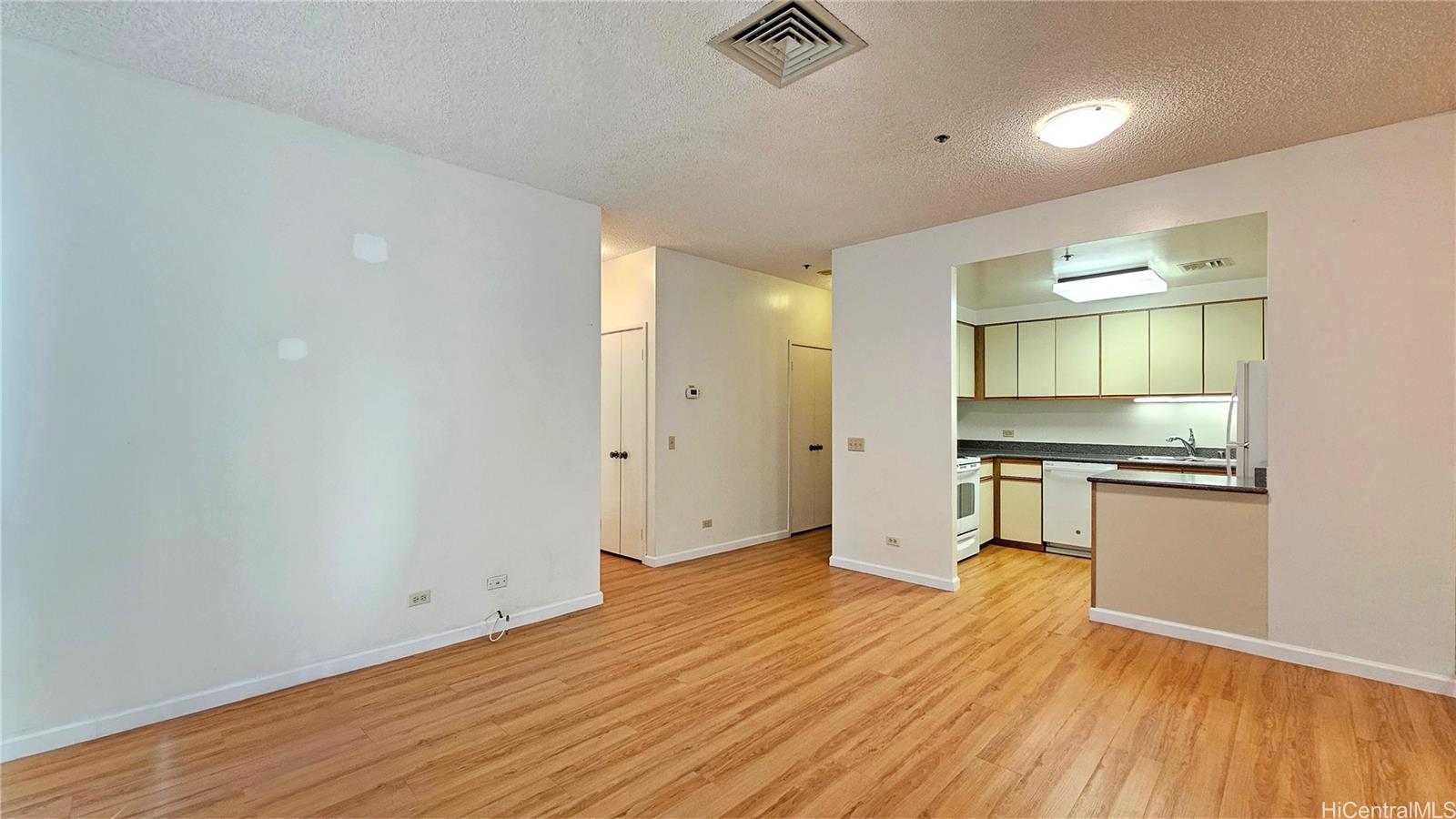 Royal Capitol Plaza condo # 4002, Honolulu, Hawaii - photo 6 of 25