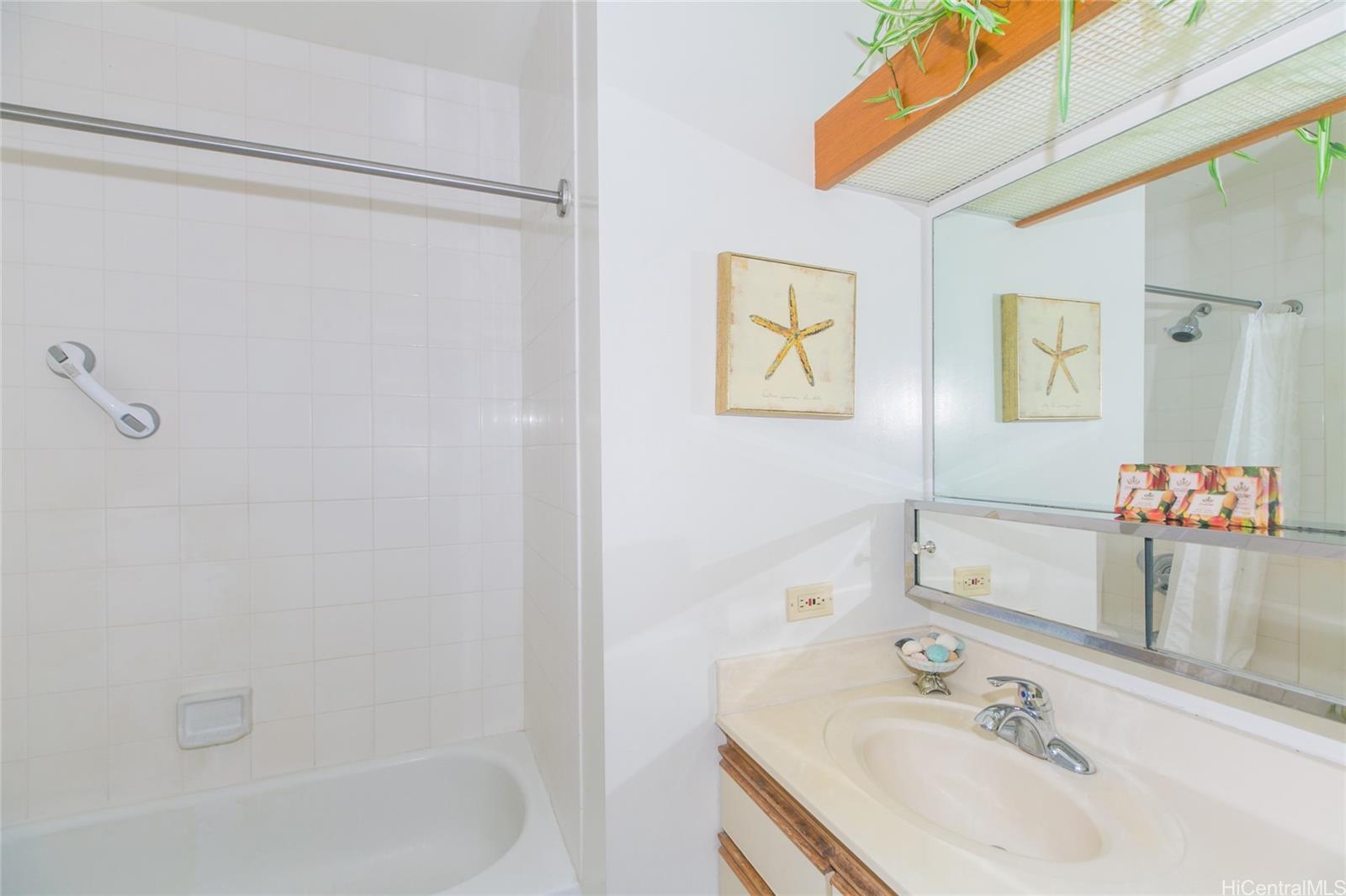 Royal Capitol Plaza condo # 4003, Honolulu, Hawaii - photo 15 of 25