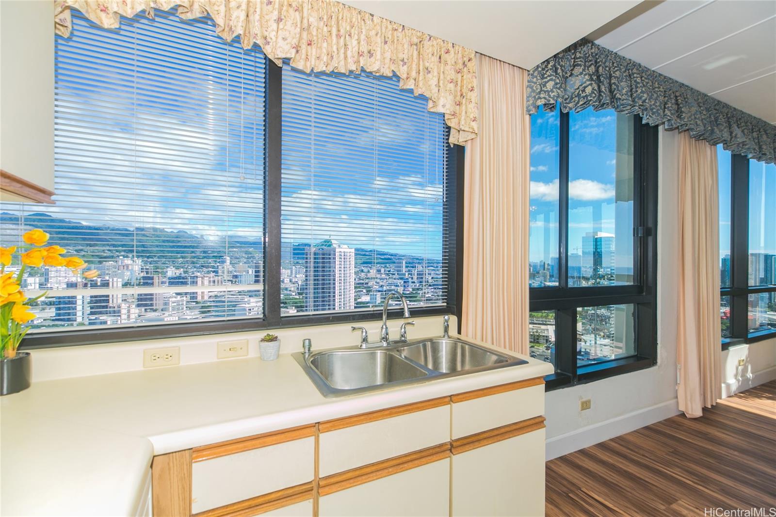 Royal Capitol Plaza condo # 4003, Honolulu, Hawaii - photo 5 of 25