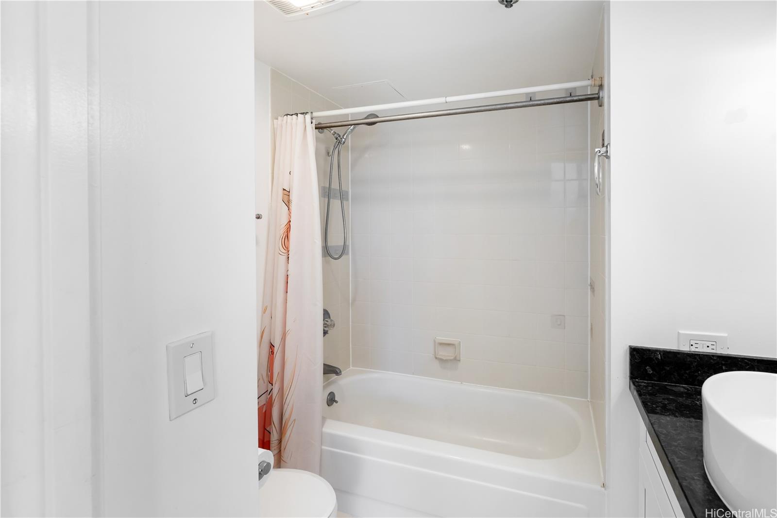 Royal Capitol Plaza condo # 603, Honolulu, Hawaii - photo 16 of 25