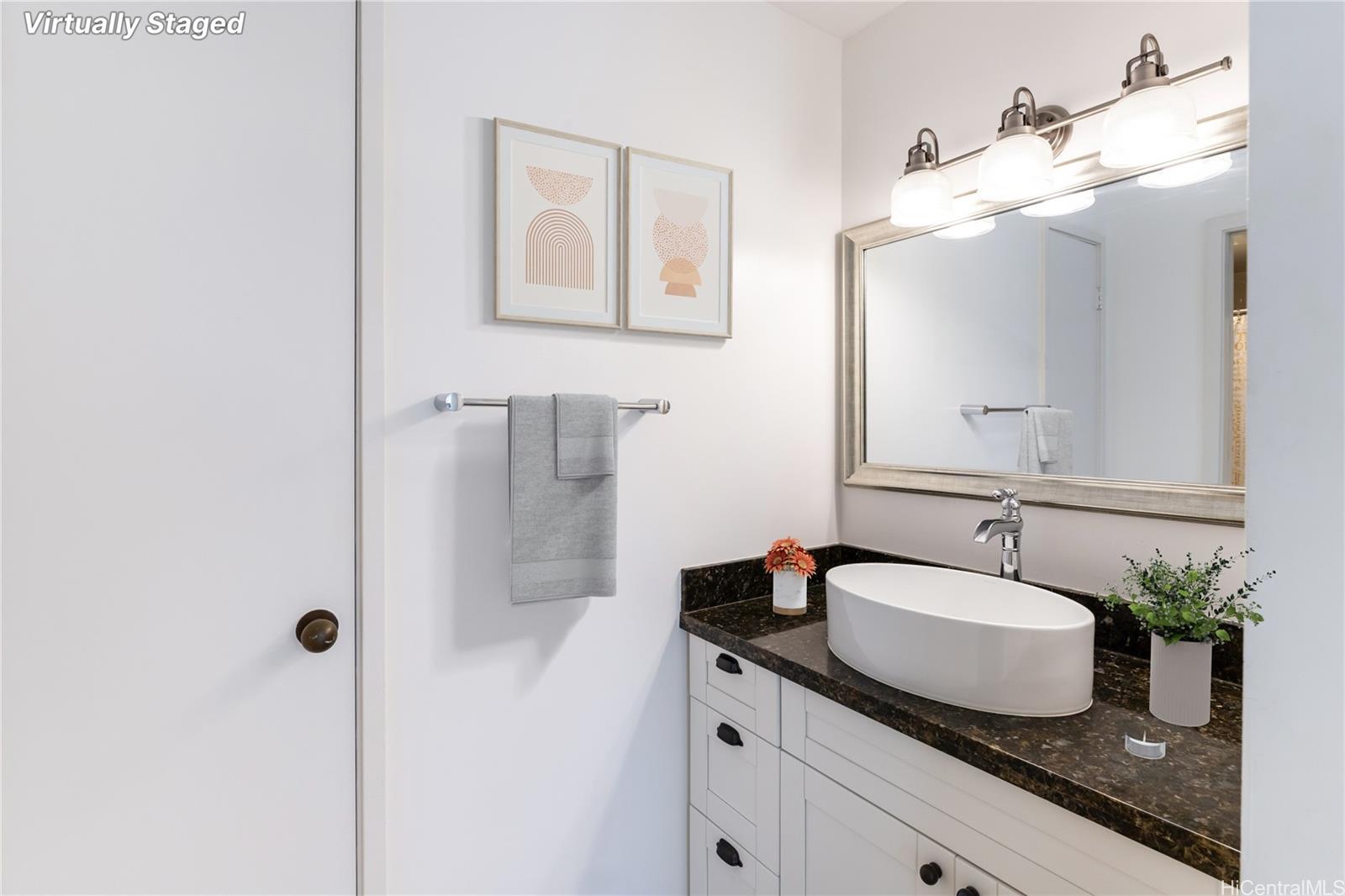 Royal Capitol Plaza condo # 603, Honolulu, Hawaii - photo 6 of 25