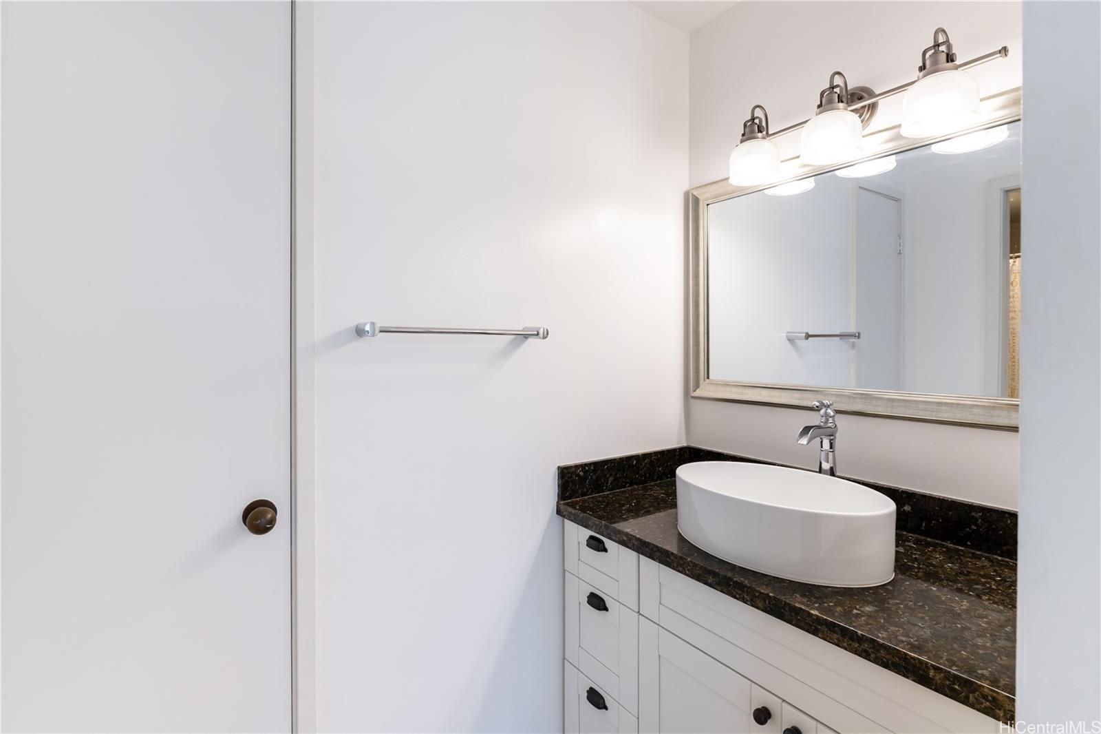 Royal Capitol Plaza condo # 603, Honolulu, Hawaii - photo 7 of 25