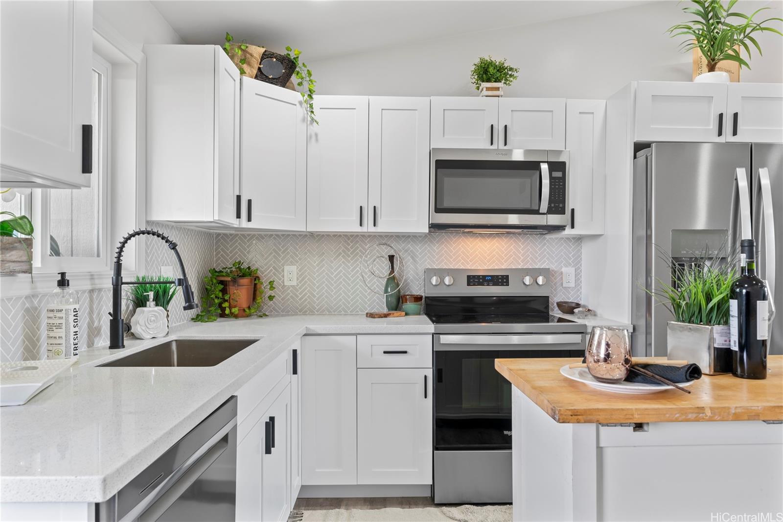 87-888  Waapuhi Street Maili, Leeward home - photo 3 of 25