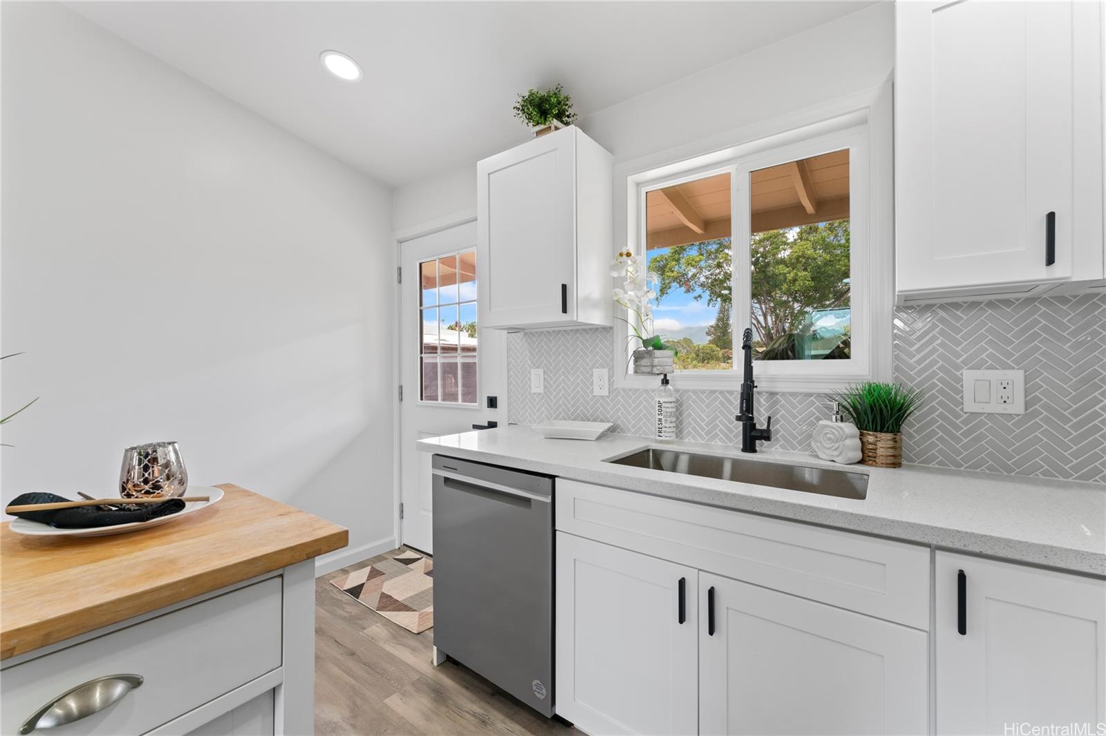 87-888  Waapuhi Street Maili, Leeward home - photo 5 of 25