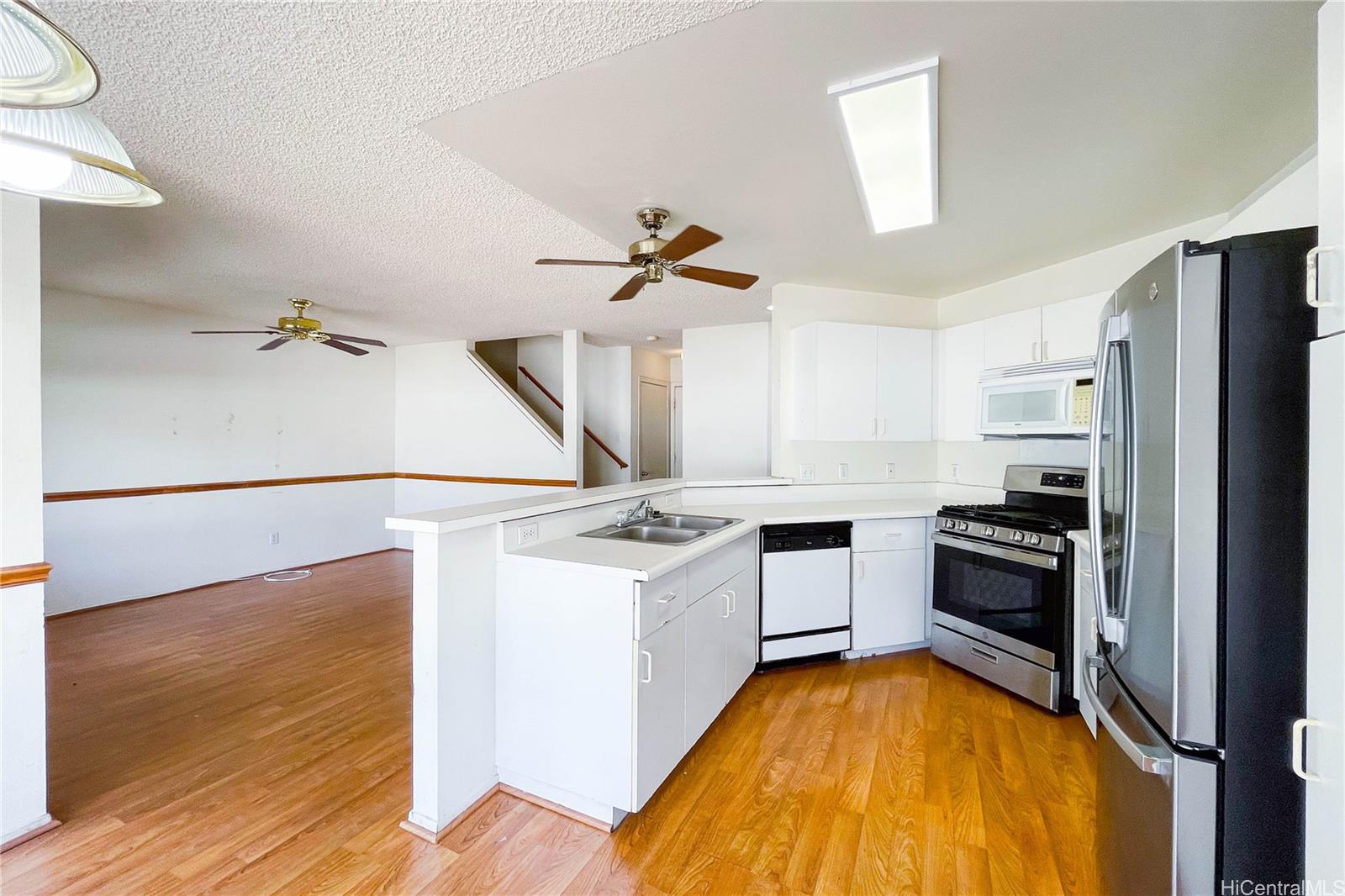 87-898  Kulauku Street Maili, Leeward home - photo 3 of 25